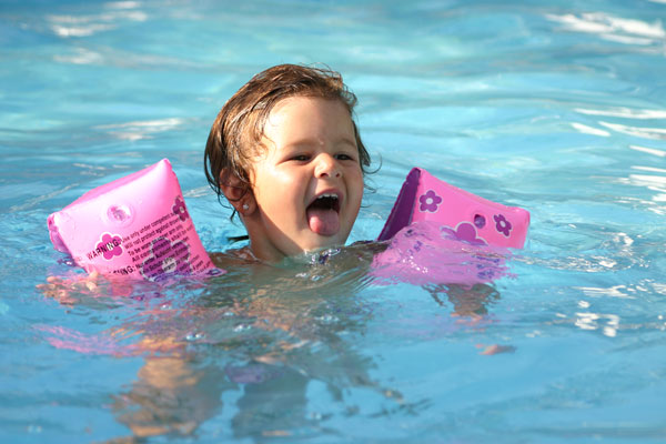 как научить ребенка плавать